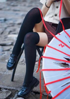 穿黑衣的女孩